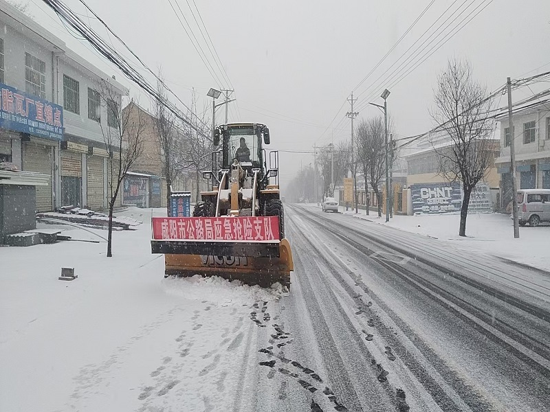 咸陽路橋工程公司全力除雪保暢通 護(hù)航春運平安路